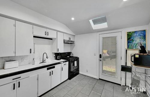 Holly Casa | Walk to E. Austin Hotspots 2BR 1BA w Parking Dog-Friendly By Austin Vacay