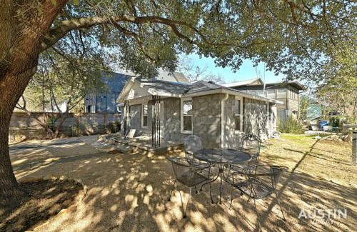 Holly Casa | Walk to E. Austin Hotspots 2BR 1BA w Parking Dog-Friendly By Austin Vacay