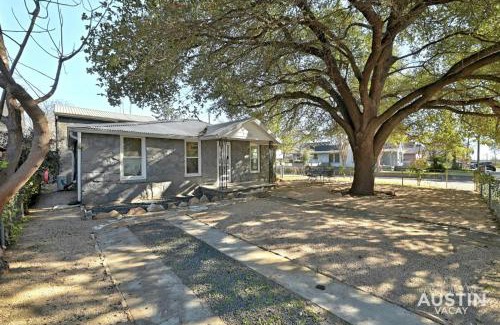 Holly Casa | Walk to E. Austin Hotspots 2BR 1BA w Parking Dog-Friendly By Austin Vacay