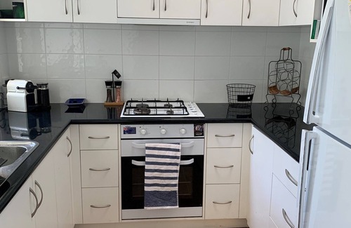 Lakes Entrance Casa | Walk to everything! Beach house backs onto parkland and 700m to the footbridge.