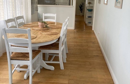 Lakes Entrance Casa | Walk to everything! Beach house backs onto parkland and 700m to the footbridge.