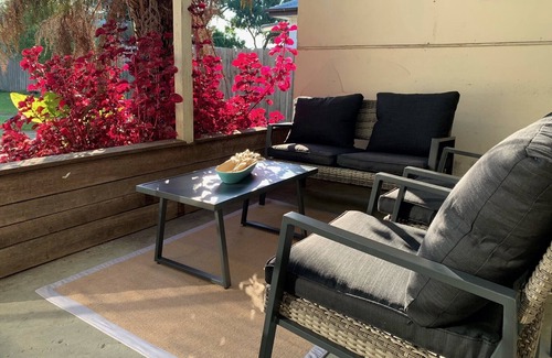 Lakes Entrance Casa | Walk to everything! Beach house backs onto parkland and 700m to the footbridge.