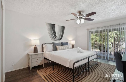 Hyde Park Apartamento | Walk to Everything - Fun Hyde Park Space King Bed