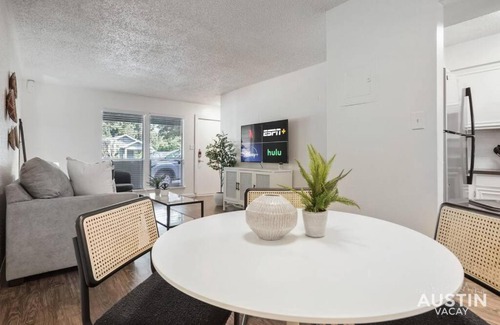 Hyde Park Apartamento | Walk to Everything - Fun Hyde Park Space King Bed