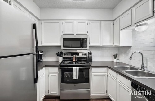 Hyde Park Apartamento | Walk to Everything - Fun Hyde Park Space King Bed