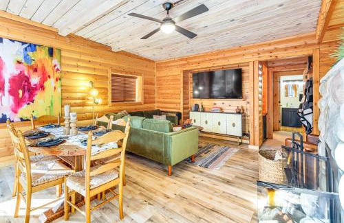 Twain Harte Casa | Walk to Golf, Lake Twain Harte Cabin with Fireplace