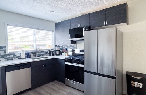 North Whisman Casa | Walk to Google 3BR Home Yard & Kitchen