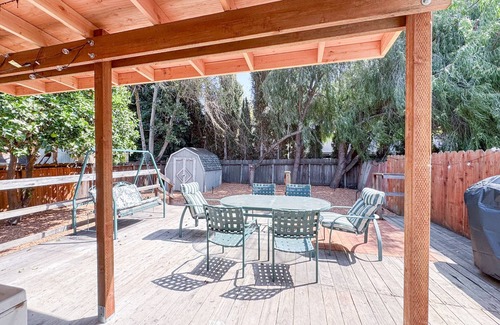 North Whisman Casa | Walk to Google 3BR Home Yard & Kitchen