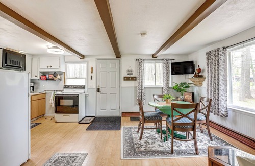 Lake Cabina | Walk to Gray Lake: Pet-Friendly Cottage