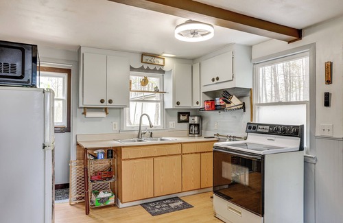 Lake Cabina | Walk to Gray Lake: Pet-Friendly Cottage