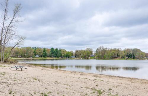 Lake Casa | Walk to Gray Lake Pet-Friendly Cottage