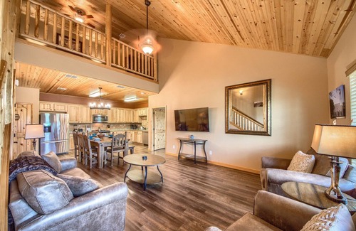 Gruene Condominio | Walk to Gruene Hall and Shops! Dance the night away!