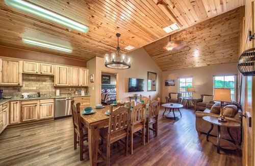 Gruene Condominio | Walk to Gruene Hall and Shops! Dance the night away!