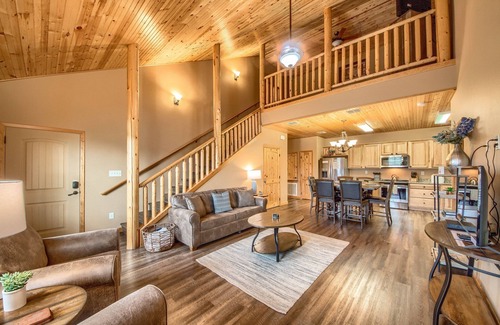 Gruene Condominio | Walk to Gruene Hall and Shops! Dance the night away!