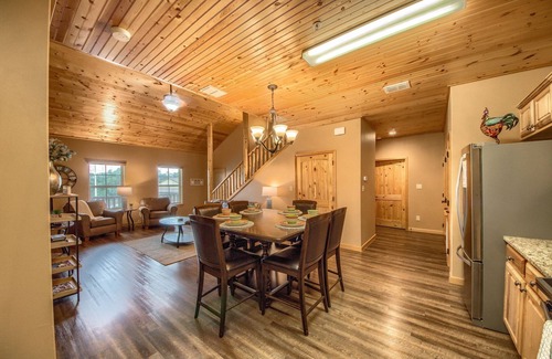 Gruene Condominio | Walk to Gruene Hall and Shops! Dance the night away!