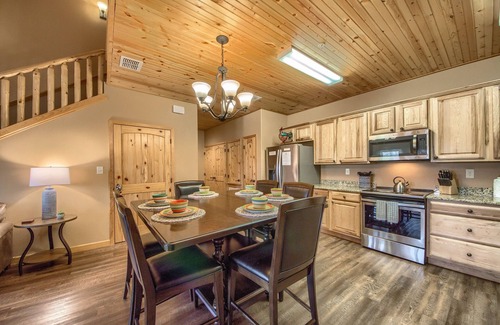 Gruene Condominio | Walk to Gruene Hall and Shops! Dance the night away!