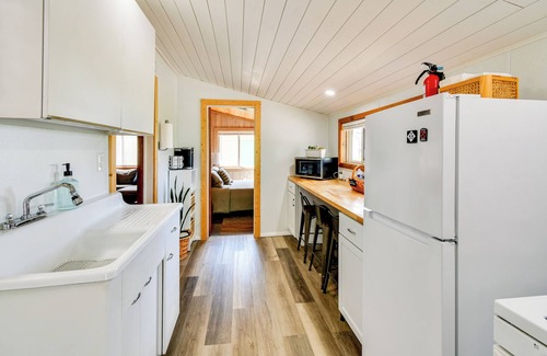 Prudenville Cabina | Walk to Houghton Lake: Cabin w/Fire Pit!