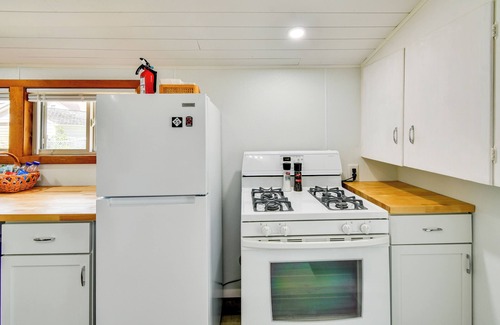 Prudenville Cabina | Walk to Houghton Lake: Cabin w/Fire Pit!