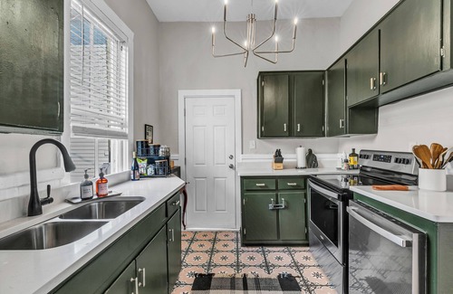 Historic Downtown Savannah Casa | Walk to Iconic Forsyth Park! + Off Street Pkg-KingBed-1GBWfi-SmTV-FullKitch-W/D