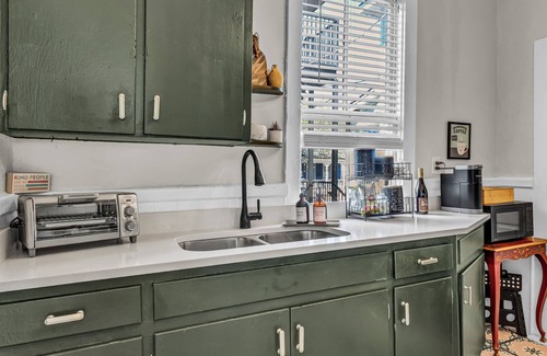Historic Downtown Savannah Casa | Walk to Iconic Forsyth Park! + Off Street Pkg-KingBed-1GBWfi-SmTV-FullKitch-W/D