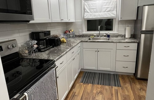 Knoxville Casa | Walk to Knoxville Raceway! 3BR, Fire Pit, Near Lake Red Rock & Pella