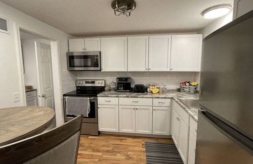 Knoxville Casa | Walk to Knoxville Raceway! 3BR, Fire Pit, Near Lake Red Rock & Pella