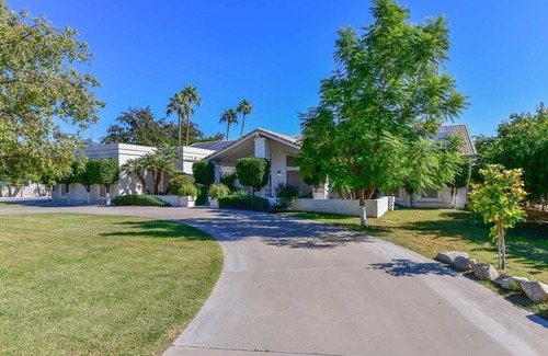 Larissa Casa | HEATED SPA WALK 2 LA-WSOX SP TRAINING 5MN DRIVE 2 STADIUM 1AC YARD 4Ksq ft HOME