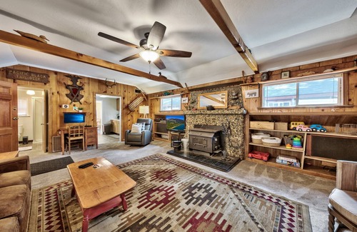 Bijou Pines Cabina | Walk to Lake, Dog and Family Friendly, Tesla EV Charger, HotTub, 3bd 3bath