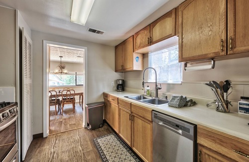 Bijou Pines Cabina | Walk to Lake, Dog and Family Friendly, Tesla EV Charger, HotTub, 3bd 3bath