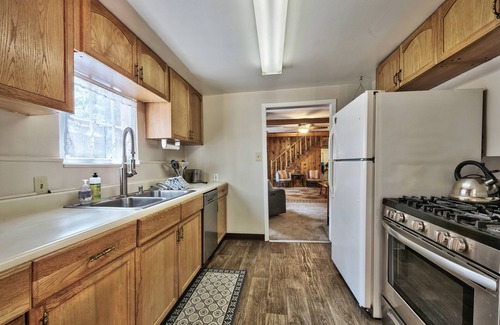 Bijou Pines Cabina | Walk to Lake, Dog and Family Friendly, Tesla EV Charger, HotTub, 3bd 3bath
