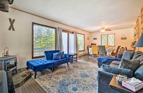 Pocono Summit Cabina | Walk to Lake: Game Room Getaway in Pocono Summit!