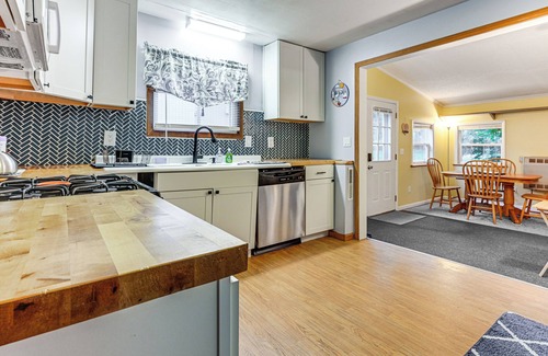 Harrison Cabina | Walk to Lake George: Cozy Family Cabin!