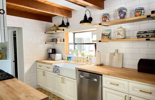 Del Dios Casa | Walk to Lake - Idyllic Sanctuary by Trails with AC & EV Charging