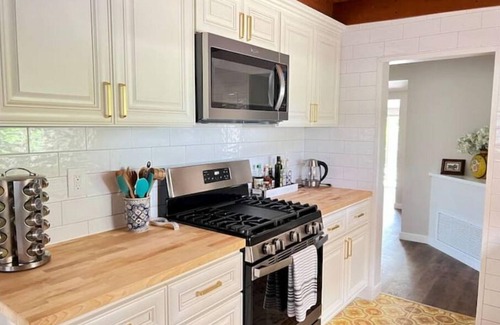 Del Dios Casa | Walk to Lake - Idyllic Sanctuary by Trails with AC & EV Charging