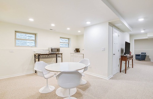 Bronzeville Apartamento | Walk to Lake Michigan: Chicago Apt w/ Deck