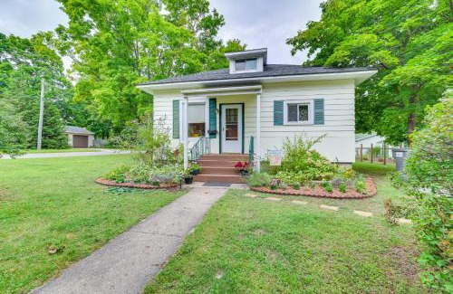 Charlevoix Casa | Walk to Lake Michigan Pet-Friendly Charlevoix Gem
