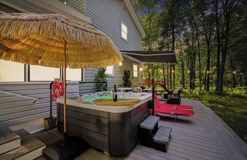 Pocono Lake Chalet De Esquí | Walk to Lake & Pool! Hot Tub, Air Hockey, Pool Table, Boat Rental, BBQ, Fire Pit