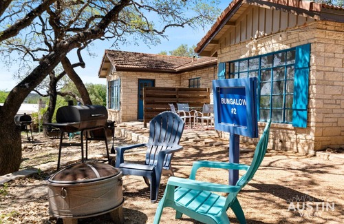 Volente Cabina | Walk to Lake Travis ✦ Lakefront Waterpark ✦ Cozy Studio w/ Firepit & Patio