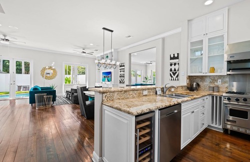 Victoria Park Casa | Walk to Las Olas ~Triple Decker ~ Huge Bathrooms ~ Heated Pool ~ Rooftop Deck ~ Awesome Location