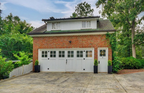 High Point Casa | Walk to Main St: Historic High Point Carriage Home