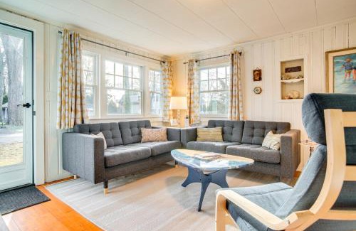Monument Beach Casa | Walk to Monument Beach Cape Cod Cottage with Grill