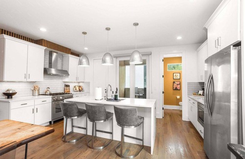 Eighth Avenue Casa | Walk to Music, Food, Comedy - VIBE at 8th & Argyle