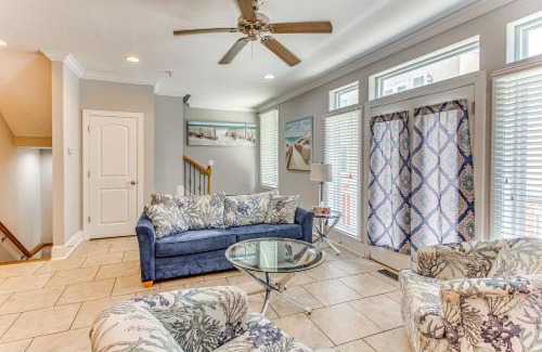 Myrtle Beach Casa | Walk to Ocean Myrtle Beach Townhome with Balcony!
