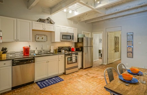 West Old Town Apartamento | La Casa in the Vines - 2BR 2BA - ¡Camina al casco antiguo!