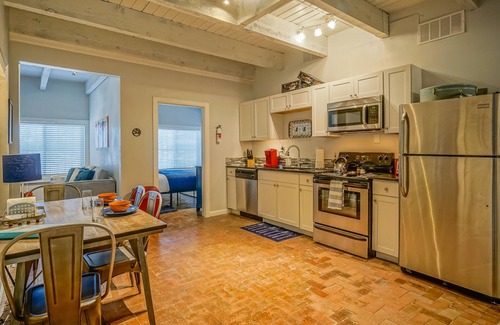 West Old Town Apartamento | La Casa in the Vines - 2BR 2BA - ¡Camina al casco antiguo!