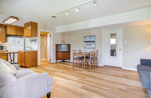 Half Moon Bay Apartamento | Walk to Poplar Beach: Cozy Coastal Getaway w/ Yard
