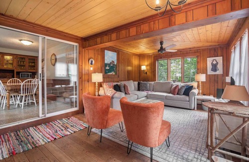 East Harwich Casa | Walk to Private Beach on Buck's Pond!