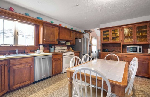 East Harwich Casa | Walk to Private Beach on Buck's Pond!