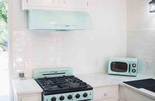 Saint Simons Island Cabaña | WALK to restaurants, lighthouse and shops! Charming cottage, cozy & bright!
