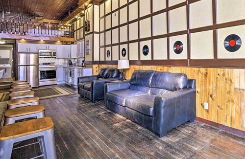 Lansing Apartamento | Walk to River: Unique Studio in Renovated Bar!